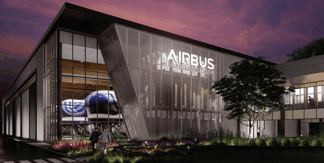 Vue en 3D du bâtiment Airbus pendant la nuit. À l'intérieur du bâtiment, on peut observer des simulateurs de vol d'entraînement