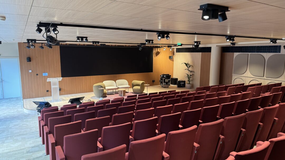 L’auditorium de NEXITY, des sièges rouges pour le public et un écran mural LED