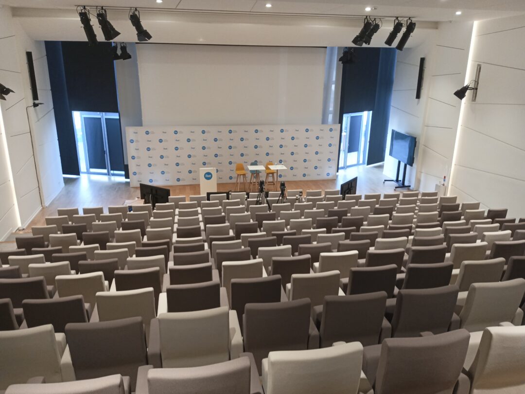 Un auditorium avec des sièges et un panneau RTE en arrière-plan